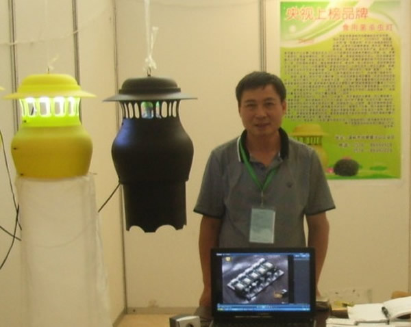 浙江台州温岭农民施金驰发明“光谱灭蚊器” 一晚可灭5万只蚊子