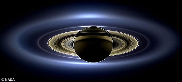 这张令人难以置信的土星图名叫《这一天地球笑了》,它是“卡西尼”号在2013年7月19日拍摄的。图片显示,土星被背后的太阳照亮,这颗行星及其土星环的细节完全显露出