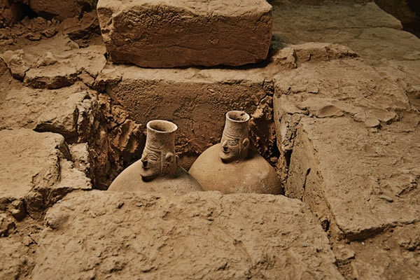 �Ǳ�ɽ������δ���⵽͵����Ĺ�ᣬ���г���ǧ��רΪ�����������������������������лƽ𡢱��Ǻͱ�ʯ��ľ�ƶ����Լ������չޣ��ϣ�����������װ���׸����ȵļ�Ʒ�� Ph