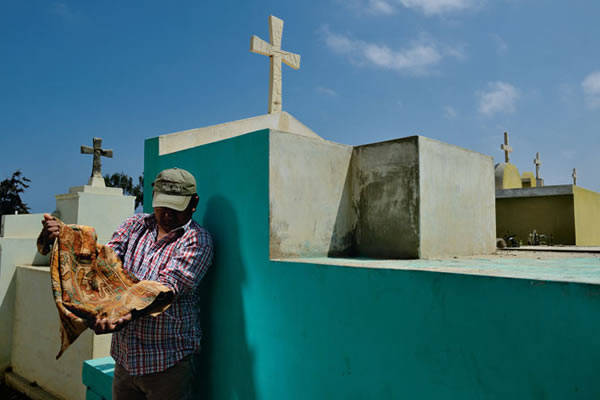 �ڳǱ�ɽ������һ���ִ�Ĺ԰��һ����Ĺ������ܵ����չʾ��͵���ķ�֯Ʒ���Ǳ�ɽ�ϵ�����Ĺ�������������ɭ�ϡ� Photograph by Robert Clark