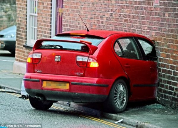 ���Բ��Ƕ�������Ӣ���ֿϿ�һ����ʧ��ײ����� ��ǽ��Ȼû��һ��ש����