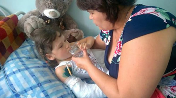 俄罗斯三岁女孩在熊笼前拍照 不幸被熊咬掉一只手