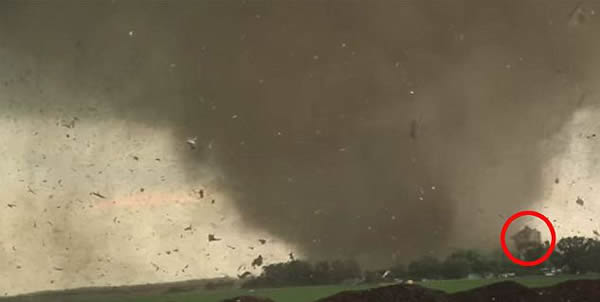 ����С����������Ϯ�� һ�����ӱ�������������֮�����������