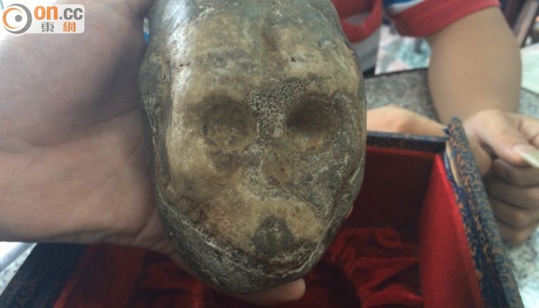 陈姓男子宣称祖父在慕谷慕鱼发现的2百万年前猴头化石。