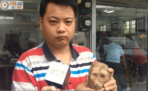 陈男说因祖父过世了,家族不想再收藏这颗化石,准备拿去拍卖。