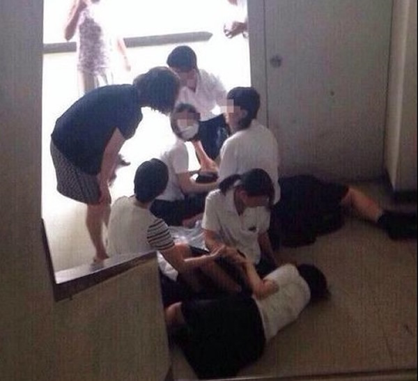 日本福冈一间高中学校有26名女生集体晕倒 网友猜测是撞邪“鬼上身”
