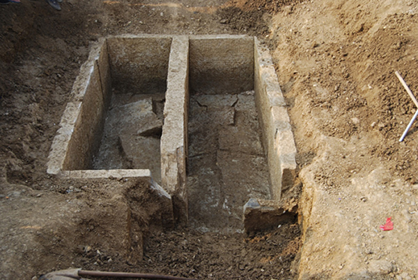 安徽蚌埠发现东汉古墓 棺壁龙纹表明墓主身份不一般