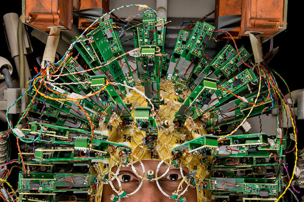 马蒂诺生物医学影像研究中心里,一名工程师戴着大脑扫描器的感应头盔。一台大脑扫描器所需的能量几乎相当于一艘核子潜艇。当扫描器的磁场激化大脑中的水分子时,天线就会接