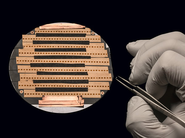 思想、感觉、感官和动作都是源自于几十亿神经细胞之间复杂难解的交互作用。一片微小的老鼠大脑切片就是通往这个隐密世界的一扇窗口。研究人员将200片不到人类头发厚度1