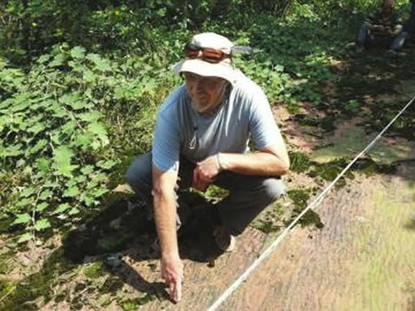 来自美国的国际权威的恐龙足迹专家马丁·洛克利教授在现场实地考察