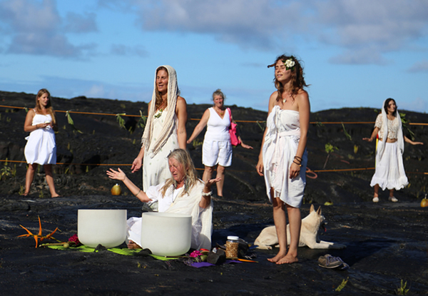 美食摊位随处可见,民众也可以带着自制的食物与大家分享。超过200人参加了落成典礼。