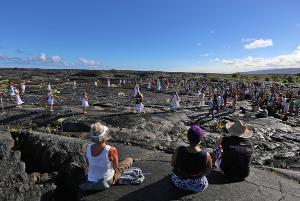 在UFO降落场建成后,当地还举行了落成典礼,落成典礼依次为夏威夷传统祷告、夏威夷的祖先祭祀仪式、民众敬献石头或水晶以及匾额的揭幕仪式。