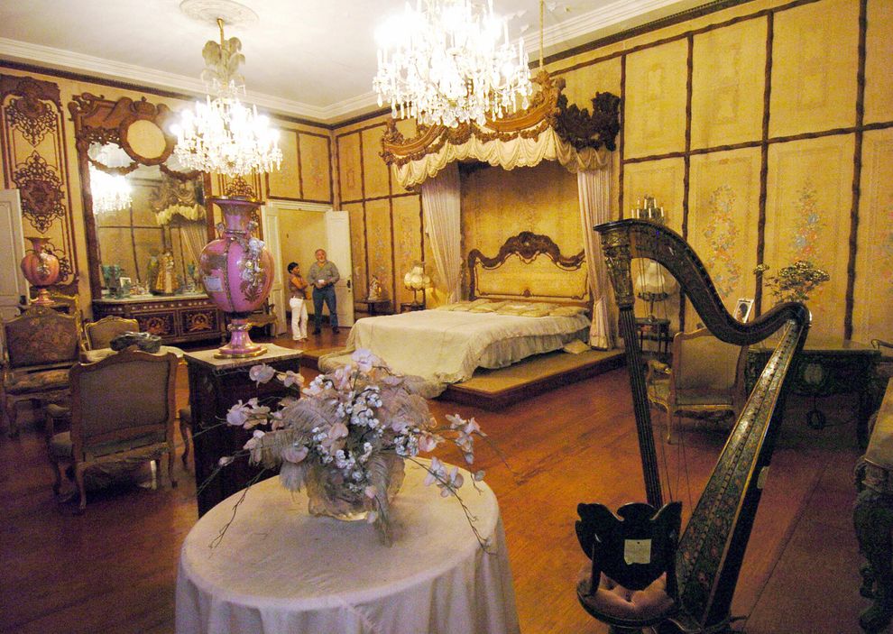 �ڷ��ɱ�ǰ��һ���������죮�����ˣ�Imelda Marcos���Ĺ���������࣬�οͿɲιۡ�ʥ��ŵ�á���Santo Ni&ntilde;o Shrine����������