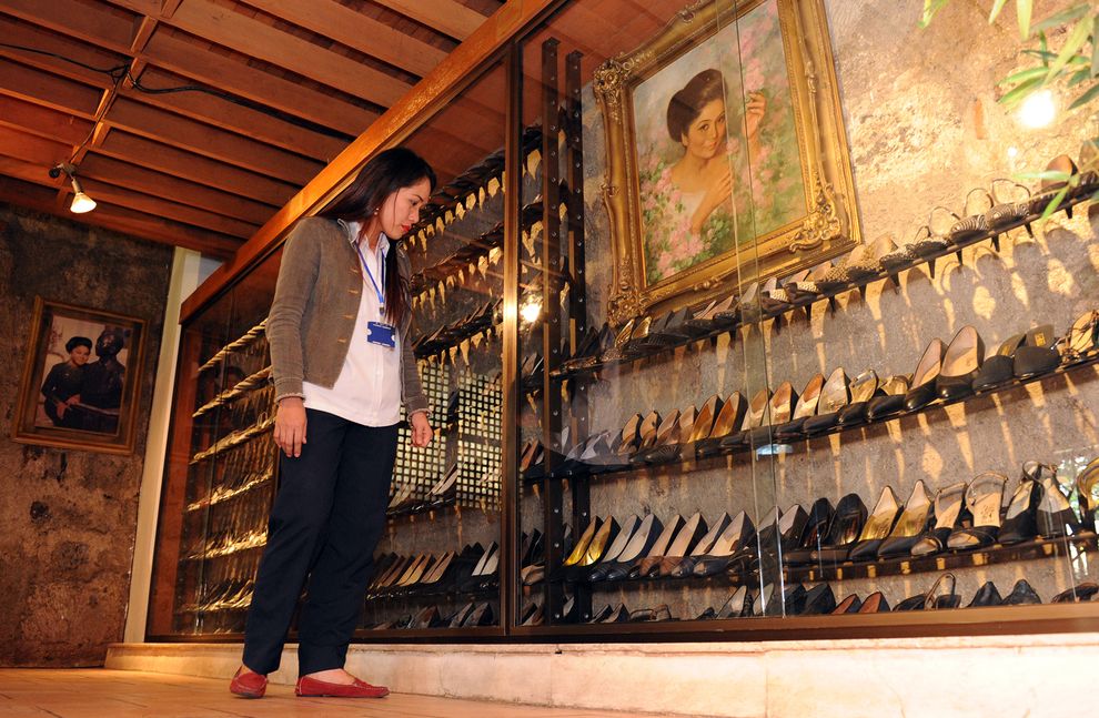 ���������ɵ�Ь������չʾ�ŷ��ɱ�ǰ��һ���������죮�������ϰ�˫��ŮЬ��