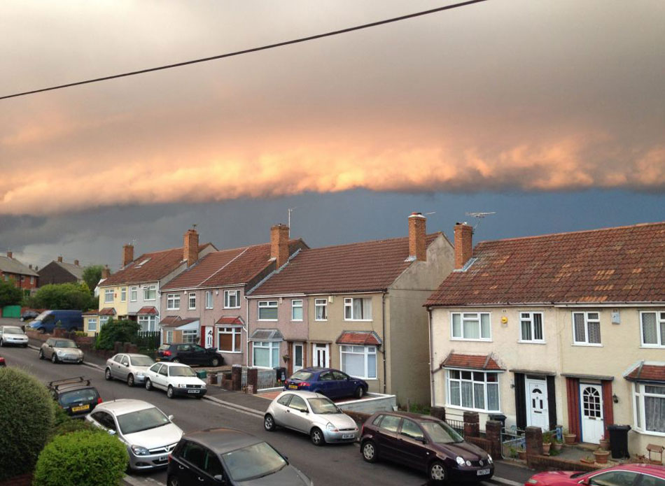 英国布里斯托尔天空出现层积云云堤壮观景象