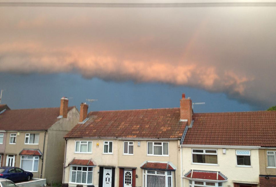 英国布里斯托尔天空出现层积云云堤壮观景象