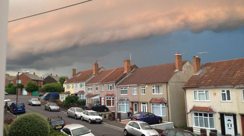 英国布里斯托尔天空出现层积云云堤壮观景象