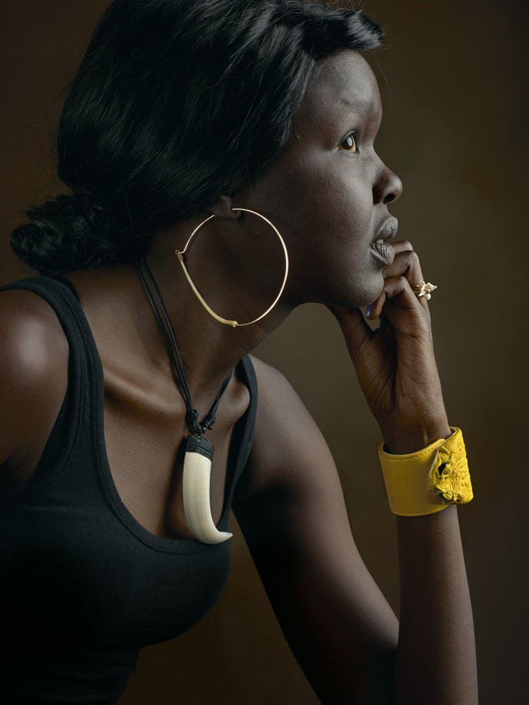 穿在身上的时尚:缅甸蟒骨制成的戒指及耳环、蔗蟾手环和野猪牙项链。Photo: Rebecca Hale, NGM staff