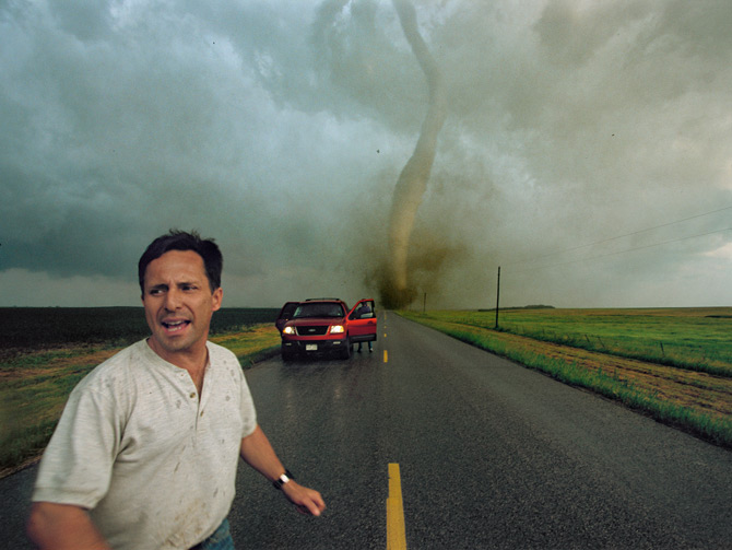 2003年,提姆‧萨马拉斯和团队仓促将一组摄影器材放置在南达科塔州的一场龙卷风路径上。他开创性的研究推进了我们对龙卷风的