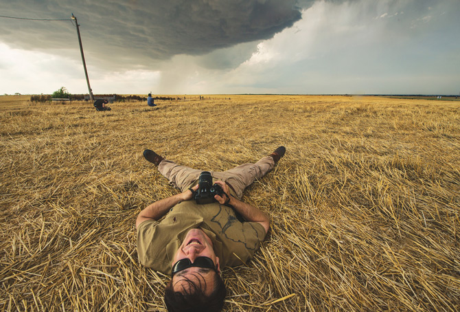 「他身上流着追风人的血,」杨的一个朋友如此形容:「追风时从来没见过他心情不好。」专业背景是气象学的杨,有找到大型风暴的奇妙本领。