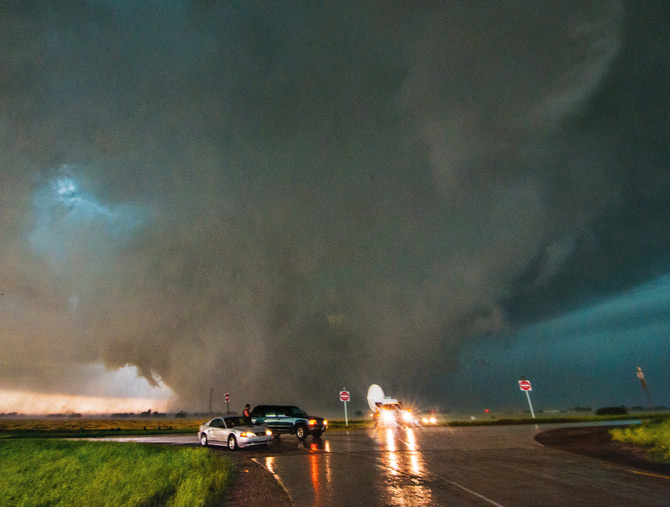 2013年5月31日下午6点26分:一辆研究用的卡车朝里诺市东方的公路出口疾驰,逃离不断旋搅、难以预料的龙卷风。雷达资料显示在这个龙卷风的旋转气团内,还藏有好几