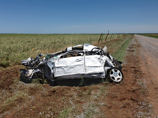 龙卷风过后不久,研究团队的车体残骸由一名警官在田里发现后被拖到路边。