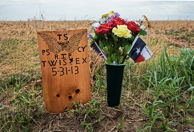 鲁德路上有一个临时纪念碑,用以悼念这三名追风人和提姆‧萨马拉斯所带领的TWISTEX团队。