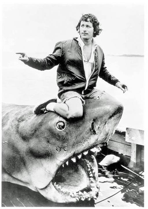 斯皮尔伯格杀害了一条无辜的鲨鱼!(这照片甚至没有PS,因为这条鲨鱼是电影《大白鲨》的道具……)