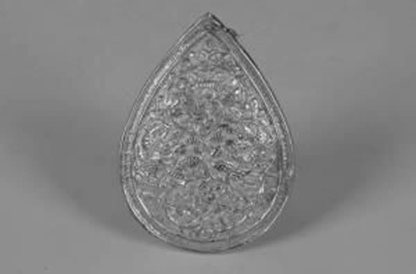 胡夫人霞帔上泪滴形金饰