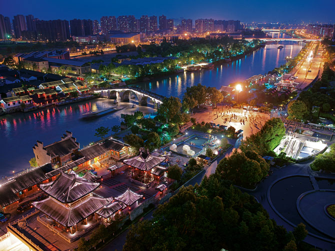 驳船自古以来就往返于1800公里长的运河上,连接了北京与耀眼的南方终点站杭州。新建的仿古寺庙是水岸活化计画的一部分。