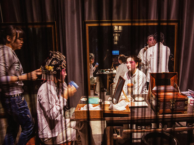 苏州昆剧院的名角正准备排演。昆剧是一种风格化的艺术形式,讲究音乐、唱词与舞蹈的和谐融合,于1500年代在运河畔的苏州及其周边地区兴起。表演者经由水路将昆曲传播到