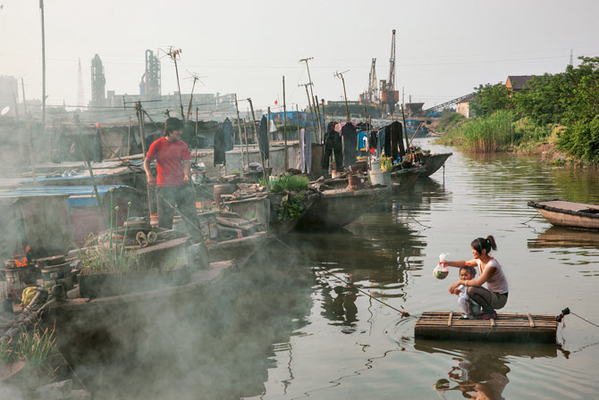 以水为家曾经是大运河生活方式的一部分──对这对母女来说,至今依然如此,她们将必需品从岸上带回家,而她们的家就是施桥镇上一艘除役的水泥驳船。地方政府为了吸引观光客
