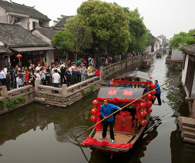 修复后的水都周庄打着「东方威尼斯」的招牌,每年吸引超过250万游客。