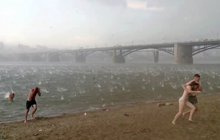 冰雹有高尔夫球那么大,像是从天上射下来的子弹。