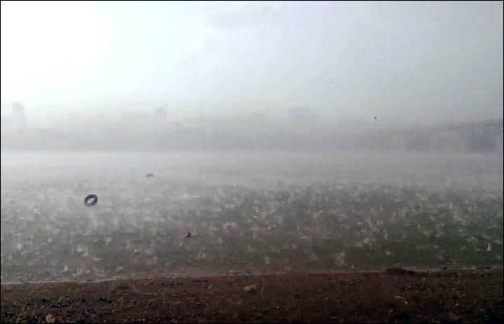 冰雹有高尔夫球那么大,像是从天上射下来的子弹。天地一时间分不出界线。