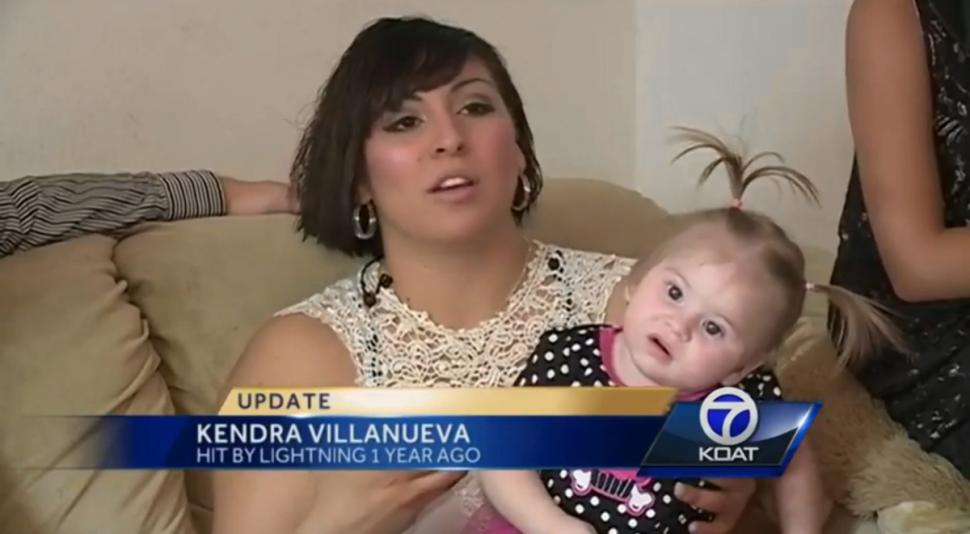 ����һŮ�Ӳ�����������е������ Ů��������ͷ��һֱ����