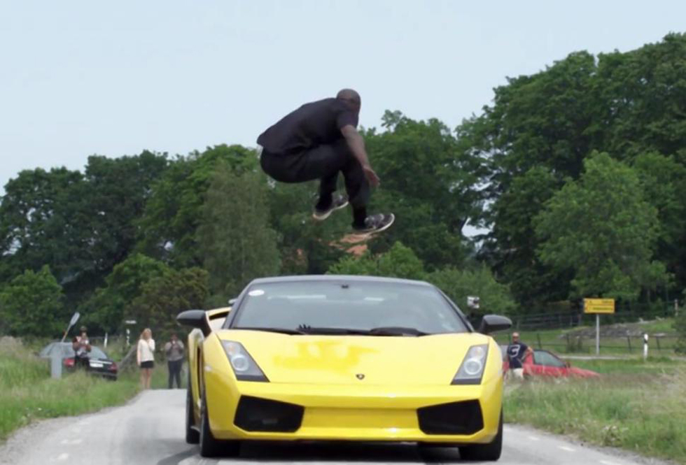 瑞典“飞人”迎面飞跃时速130公里兰博基尼