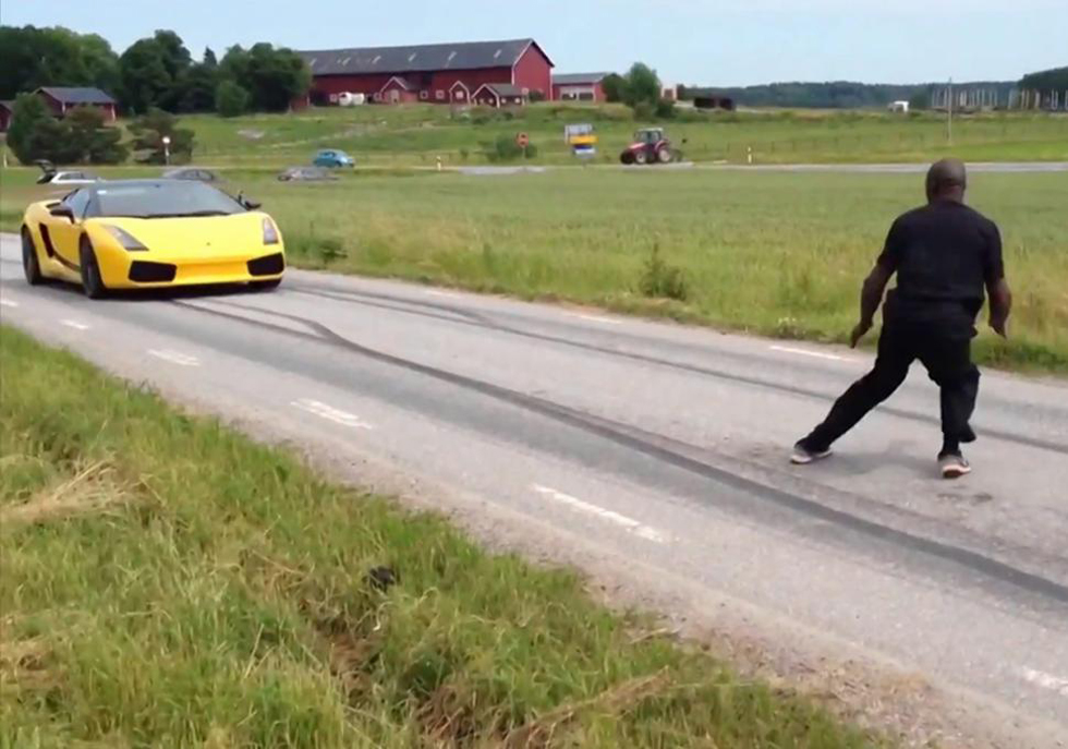 瑞典“飞人”迎面飞跃时速130公里兰博基尼
