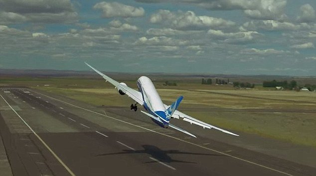 英国范保罗航展上美国波音787-9型客机模仿战斗机进行特技表演