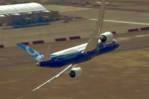 英国范保罗航展上美国波音787-9型客机模仿战斗机进行特技表演