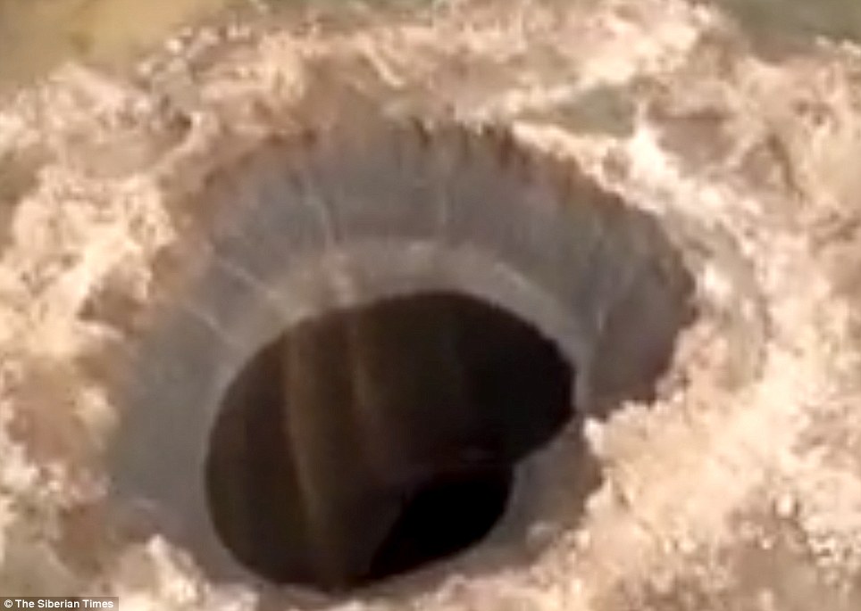 俄罗斯“世界末日”亚马尔半岛发现一个直径约80米的神秘深坑