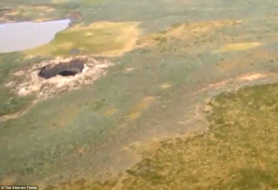 俄罗斯“世界末日”亚马尔半岛发现一个直径约80米的神秘深坑