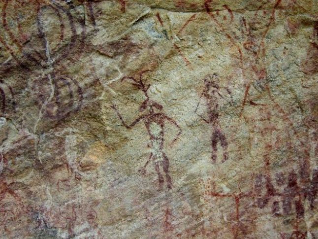 印度万年前洞穴壁画发现外星人和UFO形象