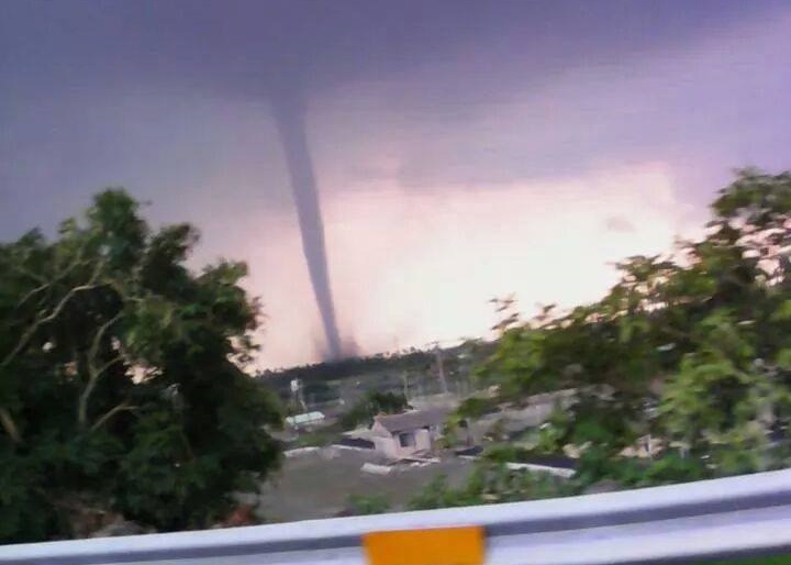 屏东有民众拍下龙卷风来袭的一刻