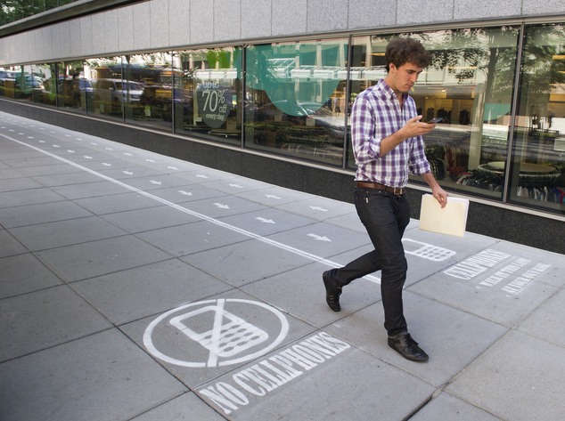 虽然有划分,但是低头族一般根本不会注意到地上标示。