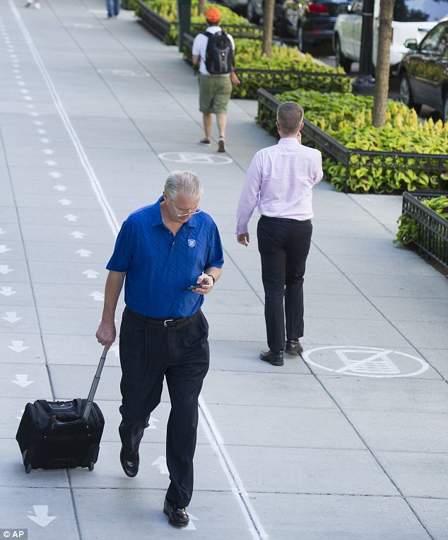 美国华府附近划设一个“禁用手机人行道”