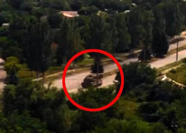 网上流传图片显示搭载BUK导弹发射器的卡车驶往乌克兰