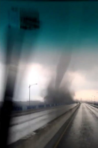 台湾屏东里港乡出现恐怖水龙卷