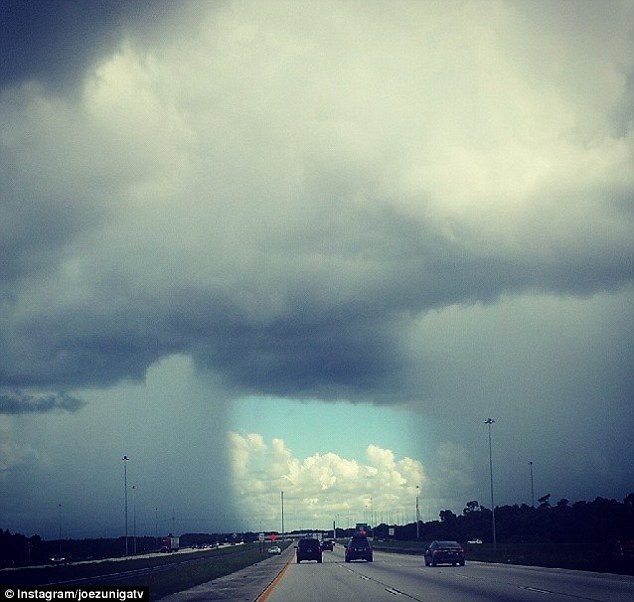 美国佛州出现ㄇ字型怪云如“摩西分红海”