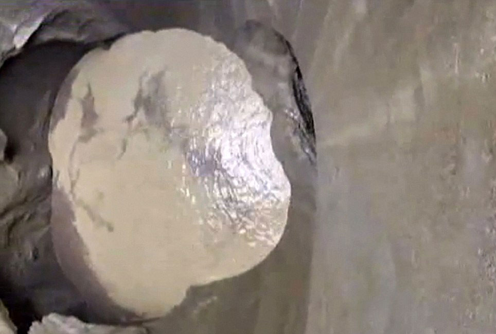 俄罗斯西伯利亚亚马尔半岛“末日天坑”内部结构曝光